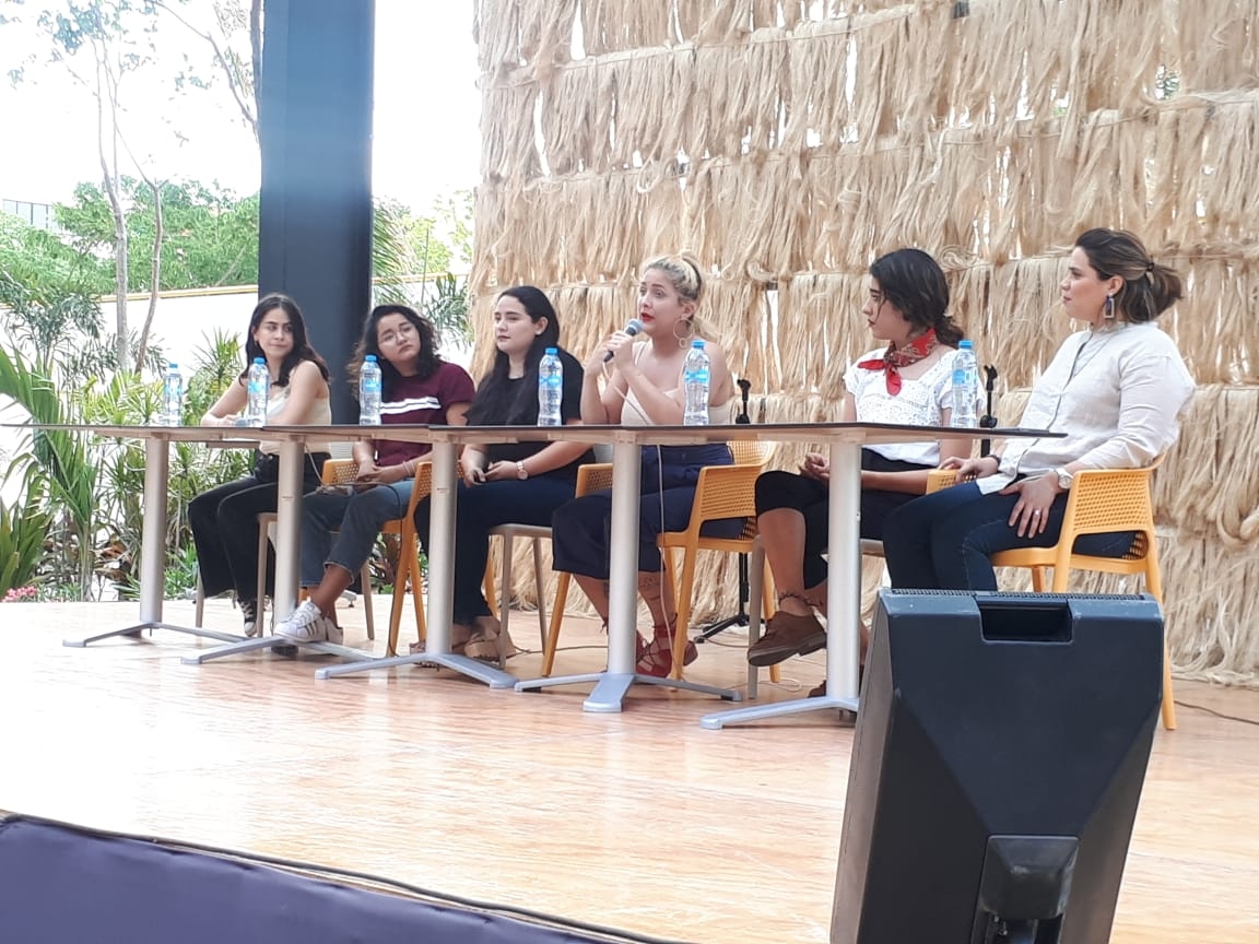 Mujeres diseñadoras de la Universidad Modelo exponen proyectos