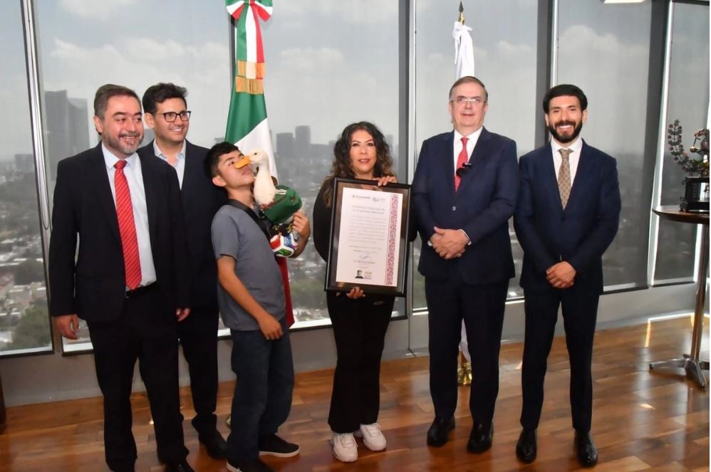 El ‘Pato Merlín’ ya es marca registrada; la SE y el IMPI entregan constancia a su dueña
