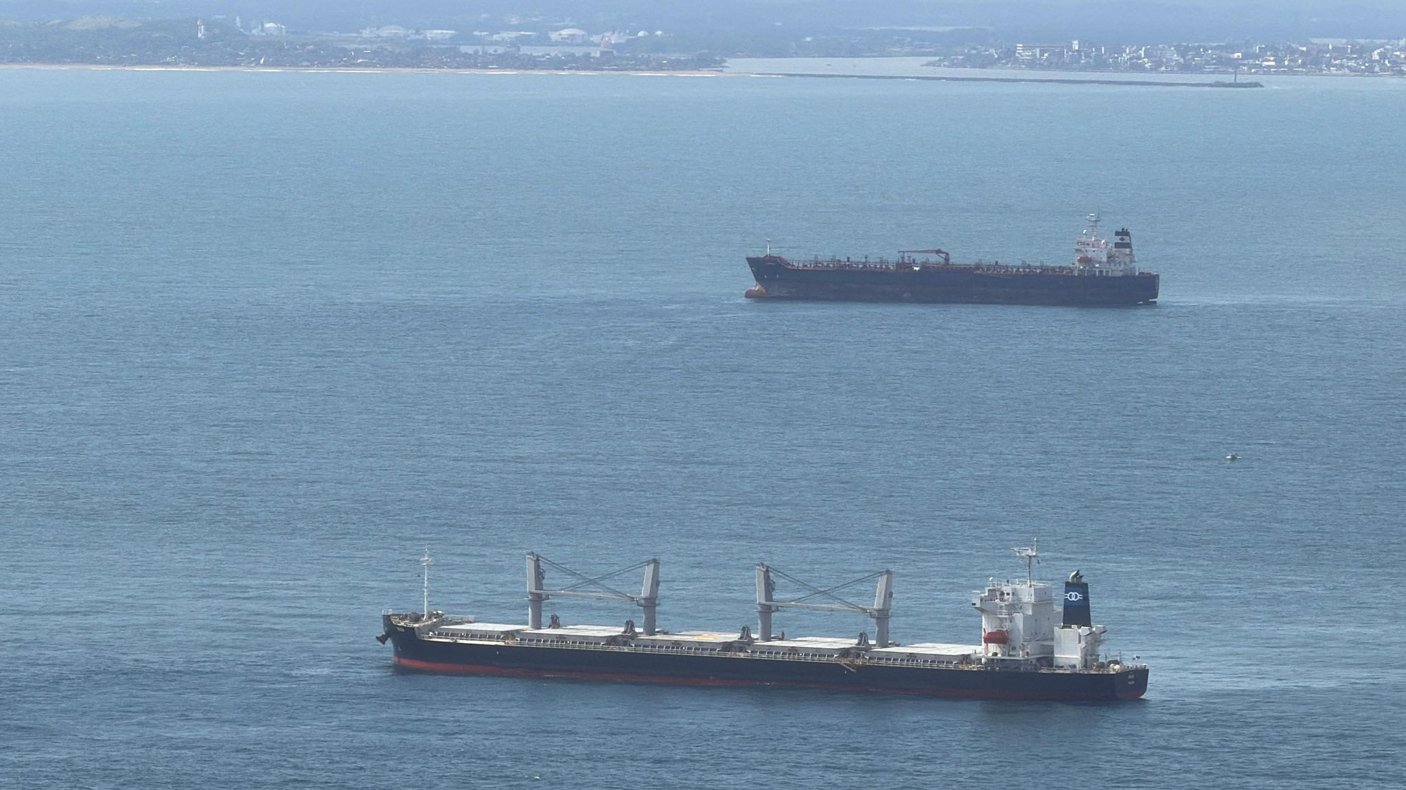 Monitorean iridiscencias de petróleo en Carmen