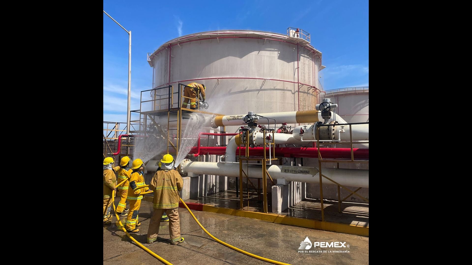 Pemex, hermético sobre explosión en ducto de gas de Atasta