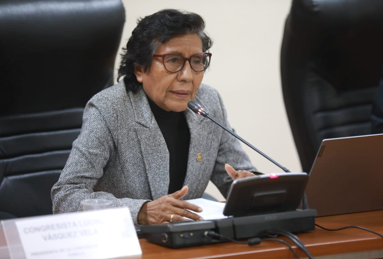 Piden sanción para la congresista de Perú a quien le cortaban las uñas por su asesor en el Parlamento