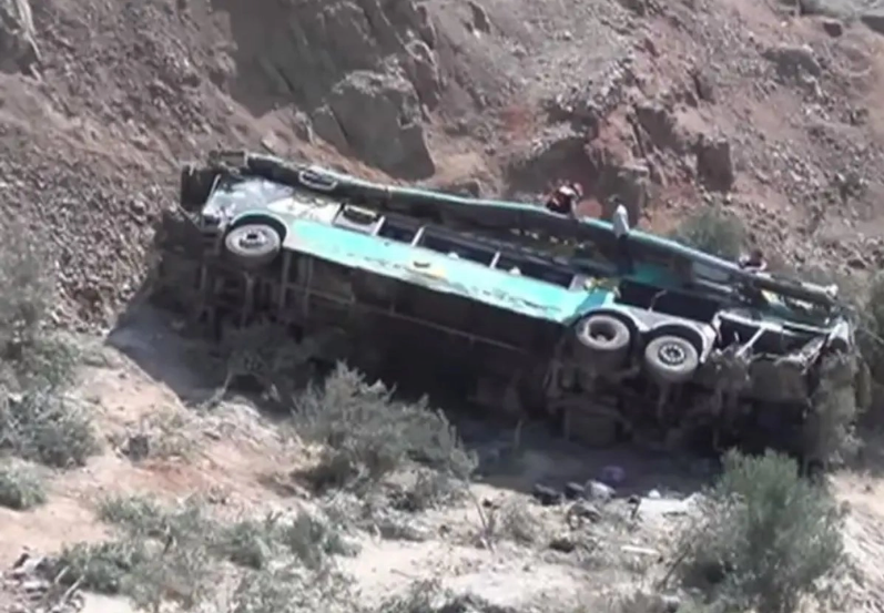 Autobús de pasajeros cae a un barranco en Perú; hay 37 muertos