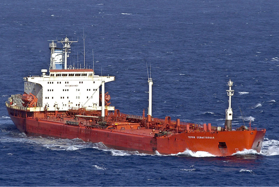 Petrolero con bandera rusa se incendia y se hunde frente a Libia