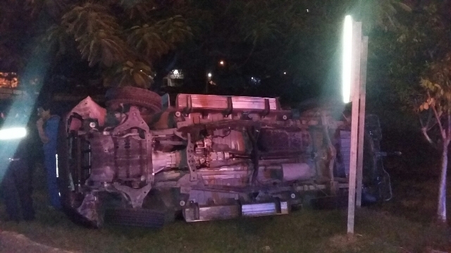 Camioneta se vuelca al bajar de puente Chichí Suárez