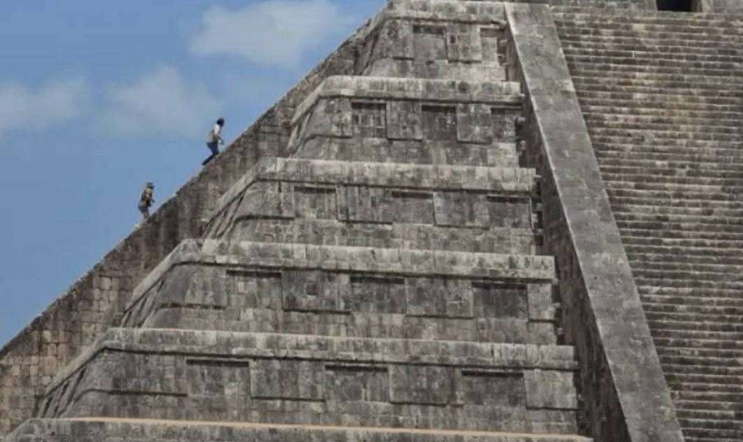 Turistas extranjeros aprovechan conflicto y suben pirámide de Chichén Itzá 