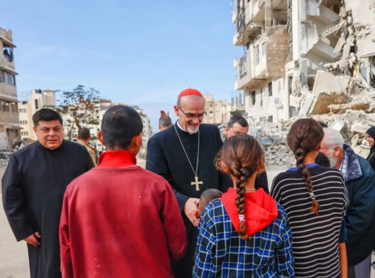Líder católico de Jerusalén visita a víctimas de Israel en Gaza