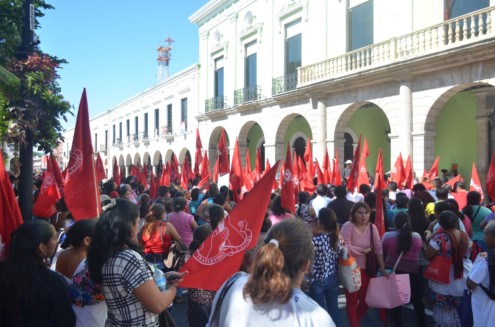 Plantón frente al Palacio
