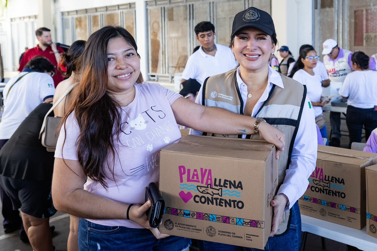 Distribuyen paquetes alimentarios del programa 'Playa llena, corazón contento'