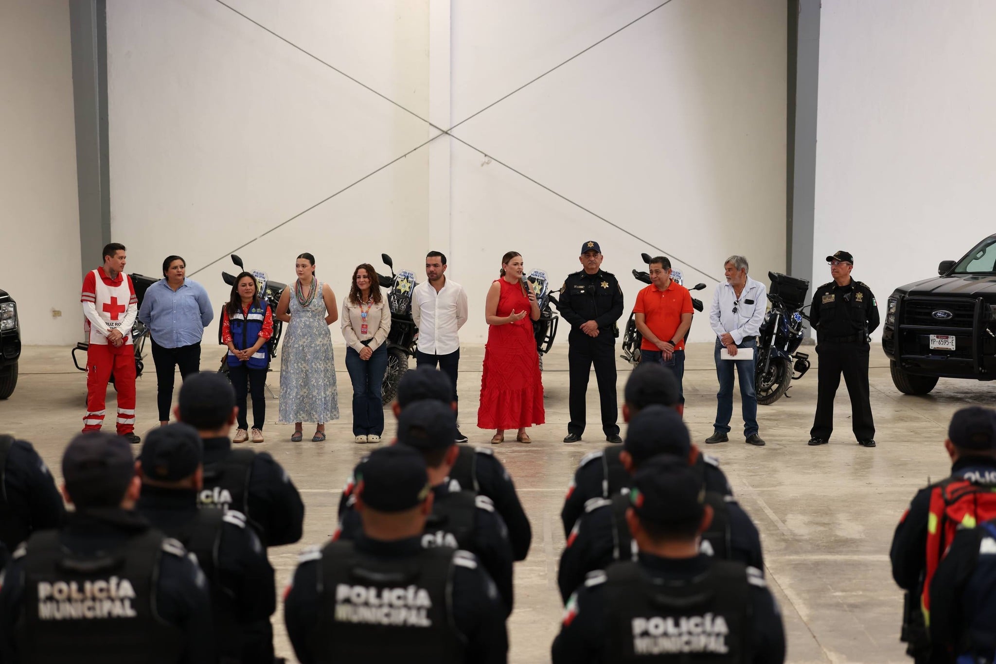 Cecilia Patrón agradece a elementos de la policía y servicios públicos de Mérida durante el Carnaval