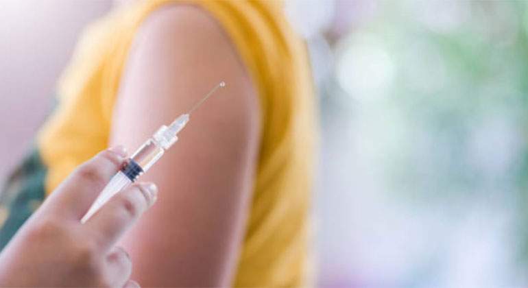 Revisa Vila Dosal plan nacional de vacunación con gobierno federal