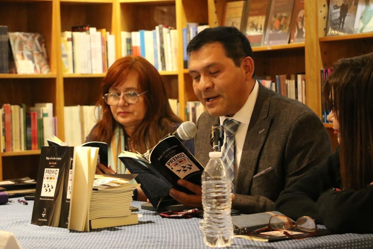 Destacan obra del poeta campechano José Landa durante presentación del libro 'Bajo el cielo ceniza'
