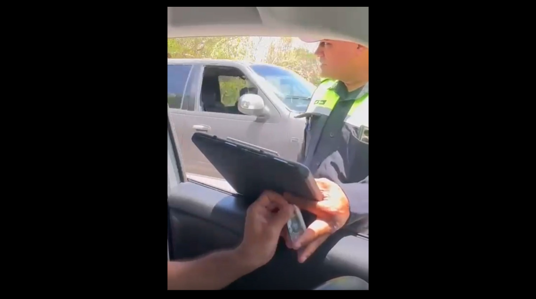 Cesan a elemento de Tránsito de Tulum por extorsionar a ciudadano