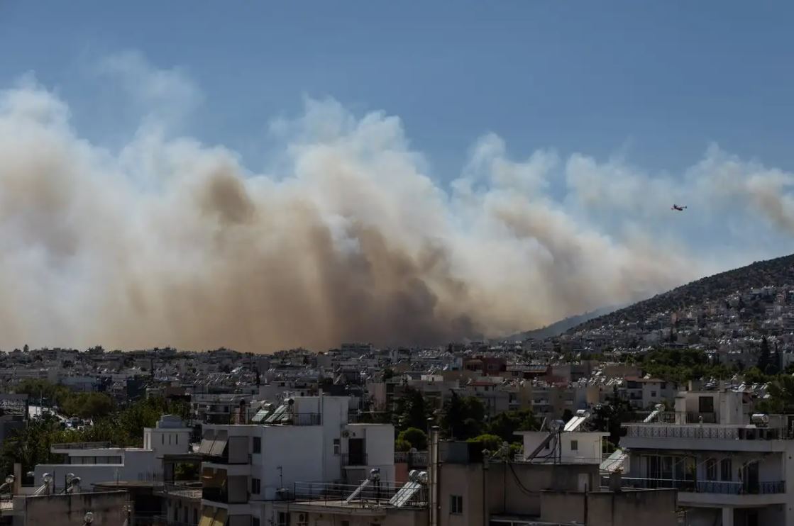 Incendios forestales en Grecia destruyen más de 100 viviendas; cierran central nuclear en Hungría por sequía
