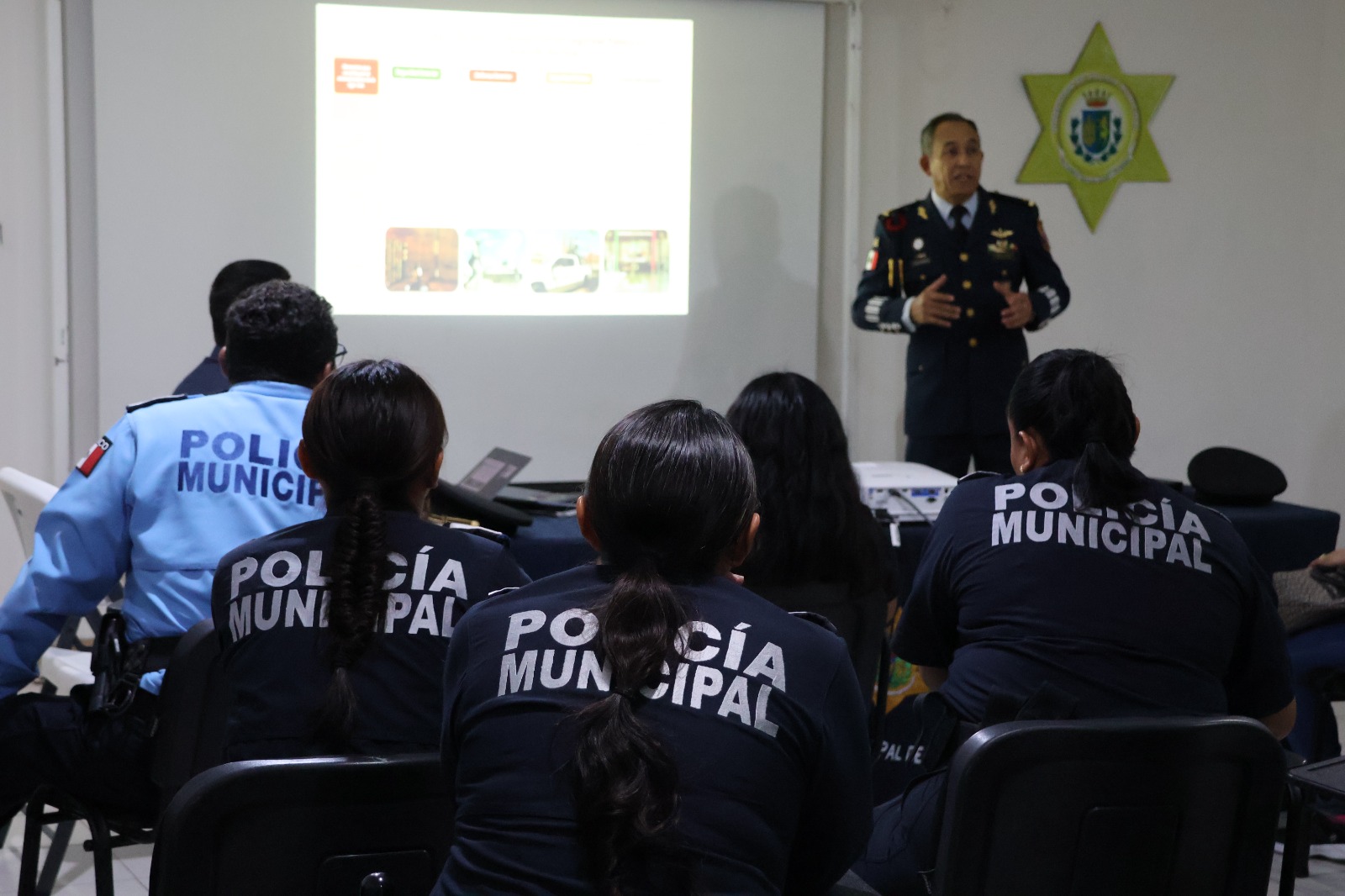 Elementos de la Policía Municipal de Mérida reciben capacitación en Seguridad Nacional