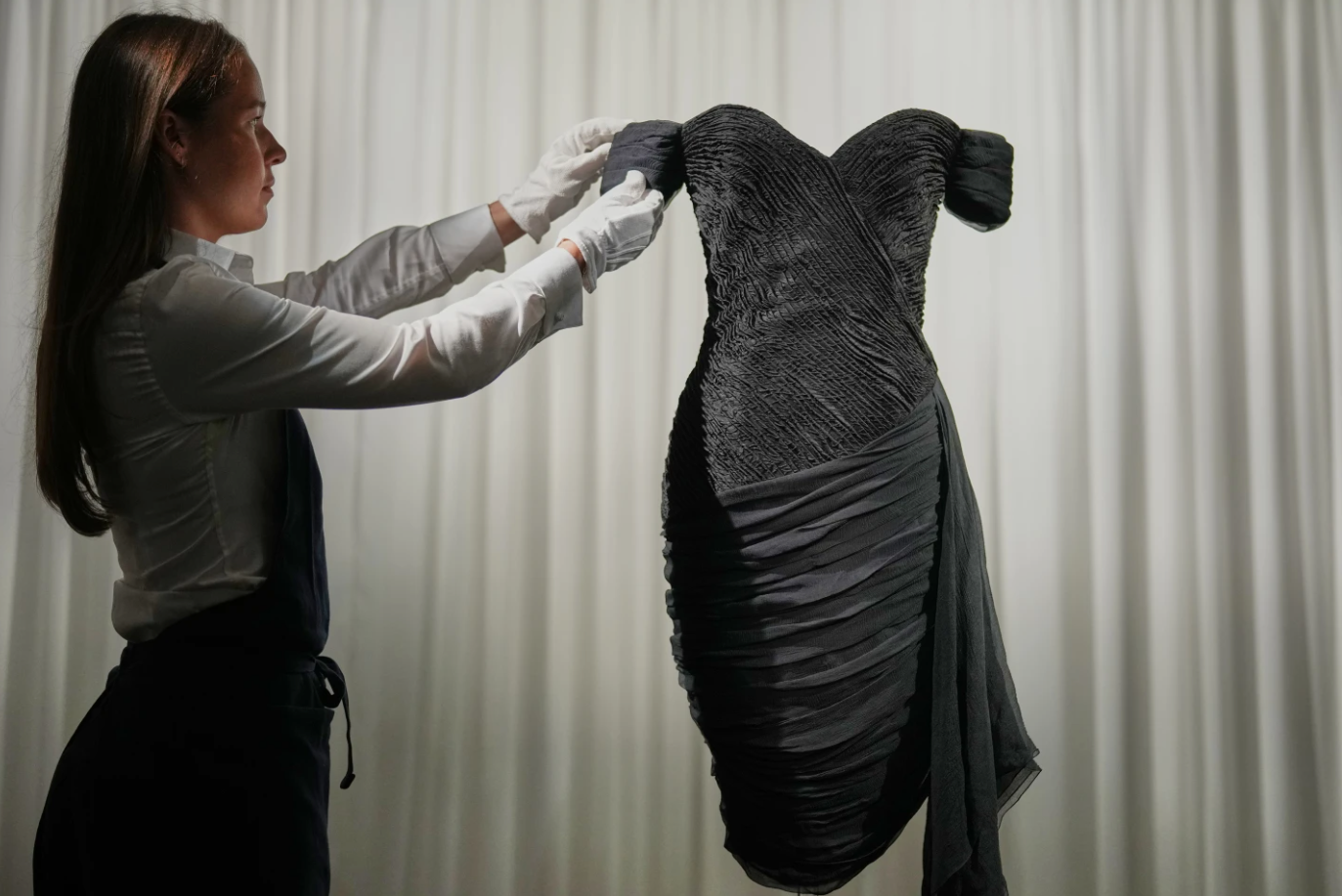El famoso 'vestido de la venganza' de la princesa Diana se exhibe antes de la subasta de Sotheby's