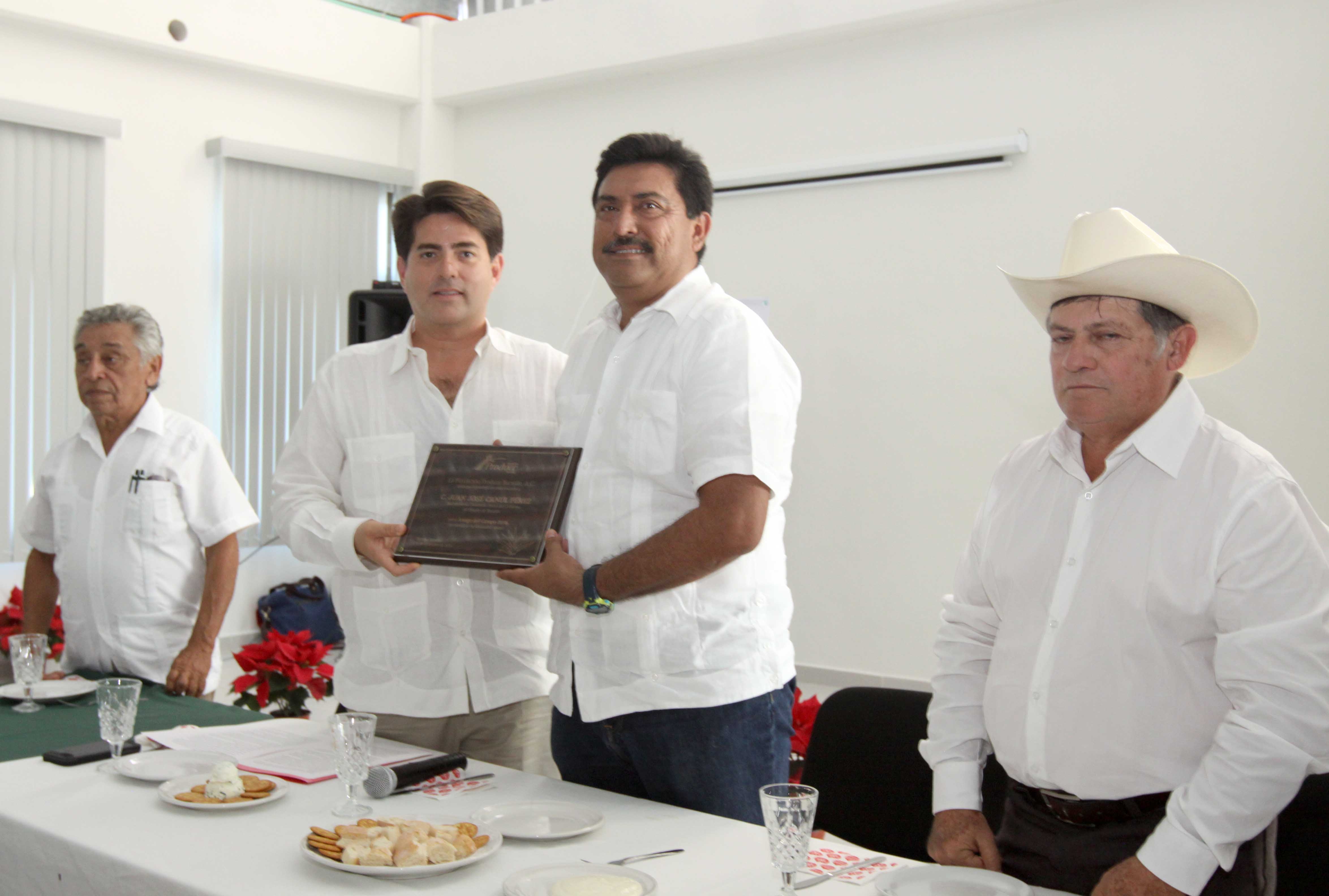 Reeligen a Cabrera Quijano presidente de Fundación Produce Yucatán