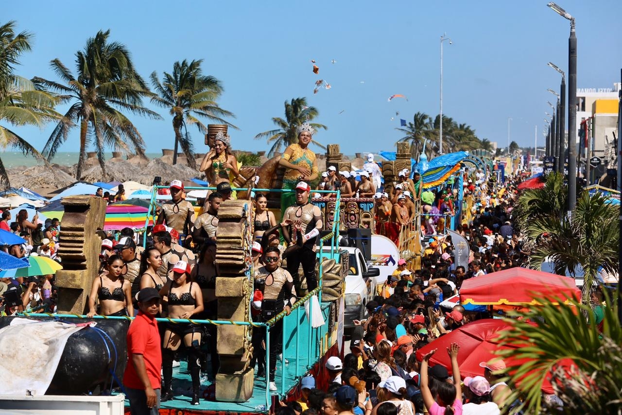 Miles de yucatecos disfrutan del Carnaval en Puerto Progreso