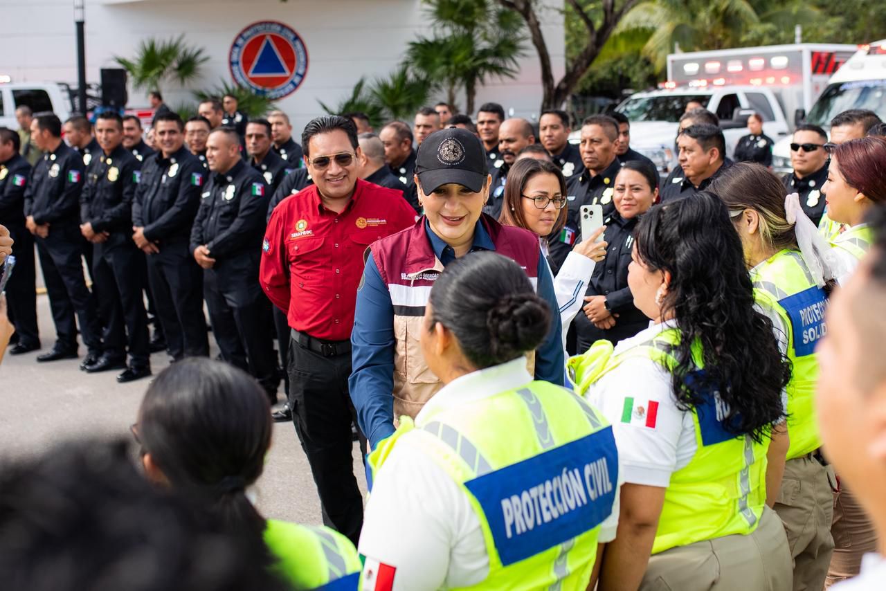 Entregan uniformes a Protección Civil de Playa del Carmen 