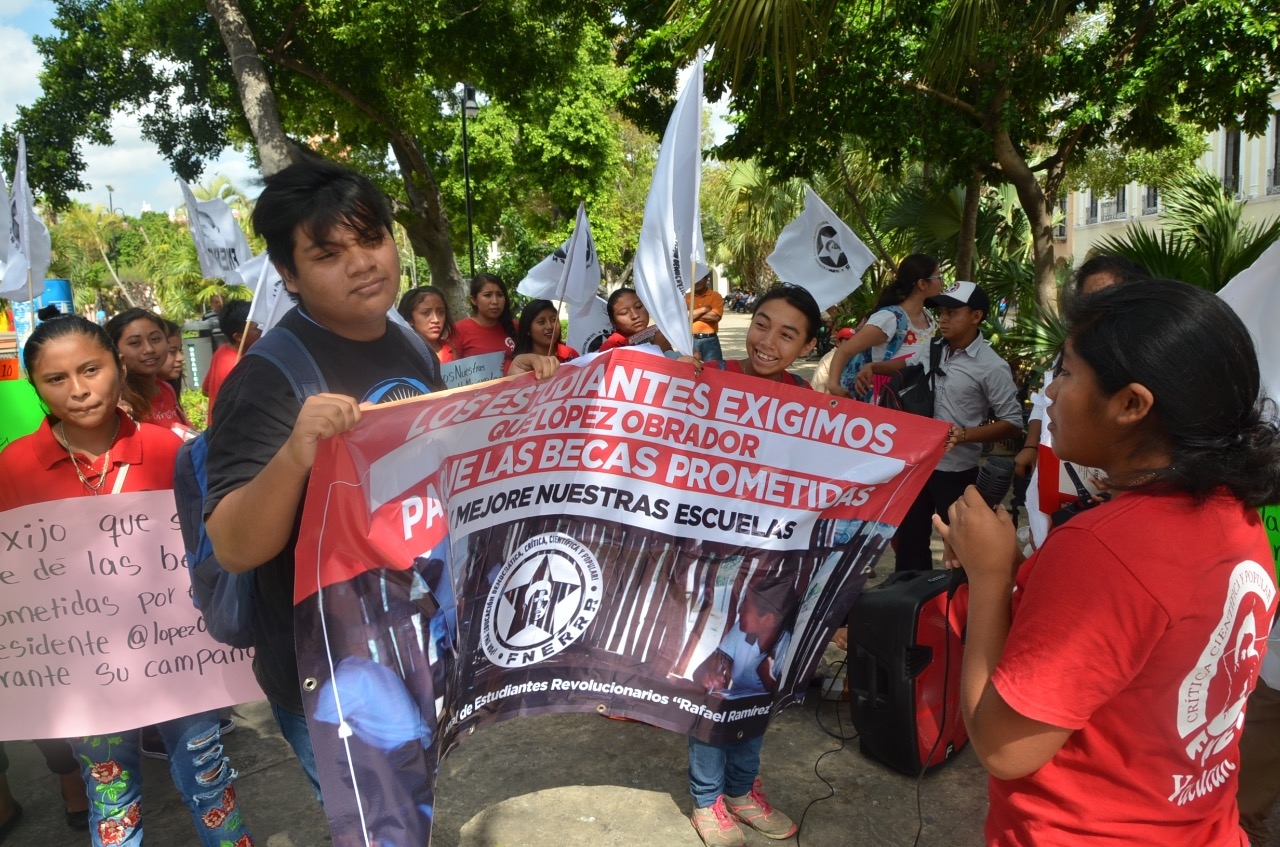 Integrantes de la Fenerr forman cadena humana para exigir becas a AMLO