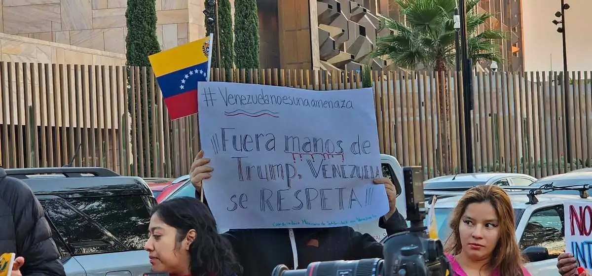 Protestan en CDMX frente a embajada de Estados Unidos por ataque a Venezuela