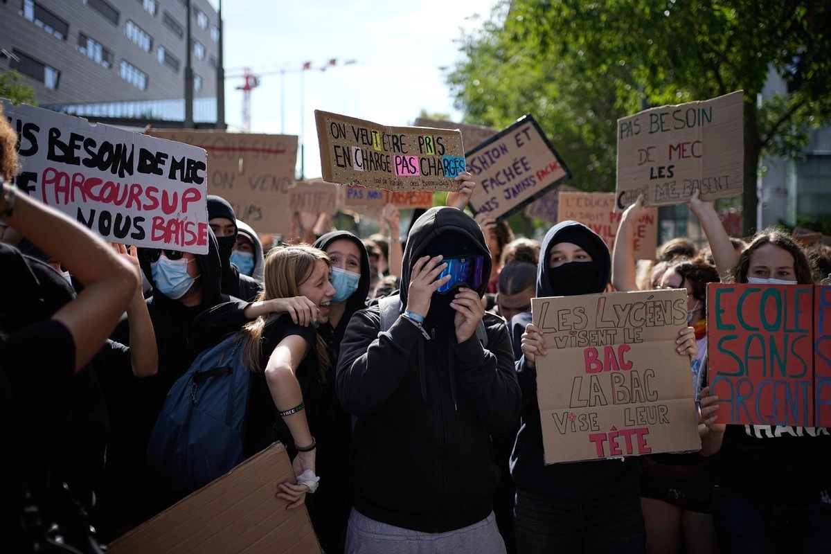 Protestas estudiantiles en Francia obligan el cierre de 400 escuelas; se quejan de horarios académicos extenuantes
