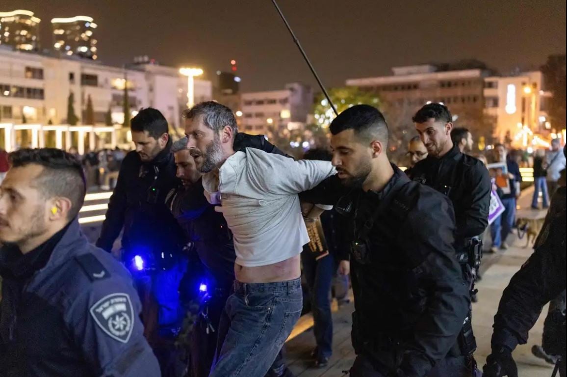 Reprime policía de Tel Aviv protesta contra Netanyahu y la guerra en Irán
