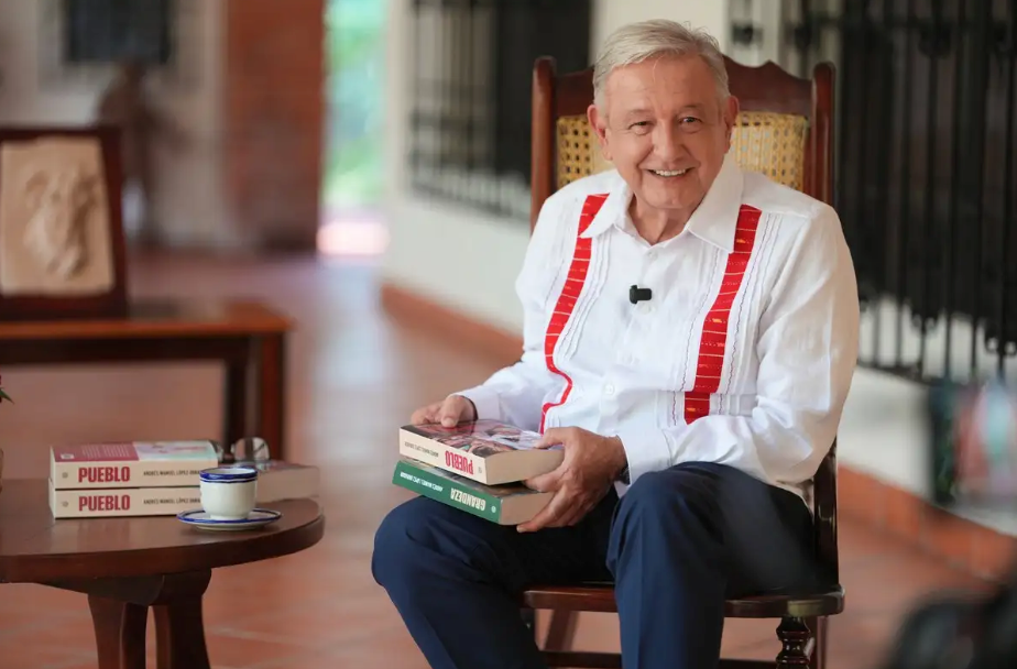 AMLO reaparece en videomensaje y presenta su nuevo libro, 'Pueblo'