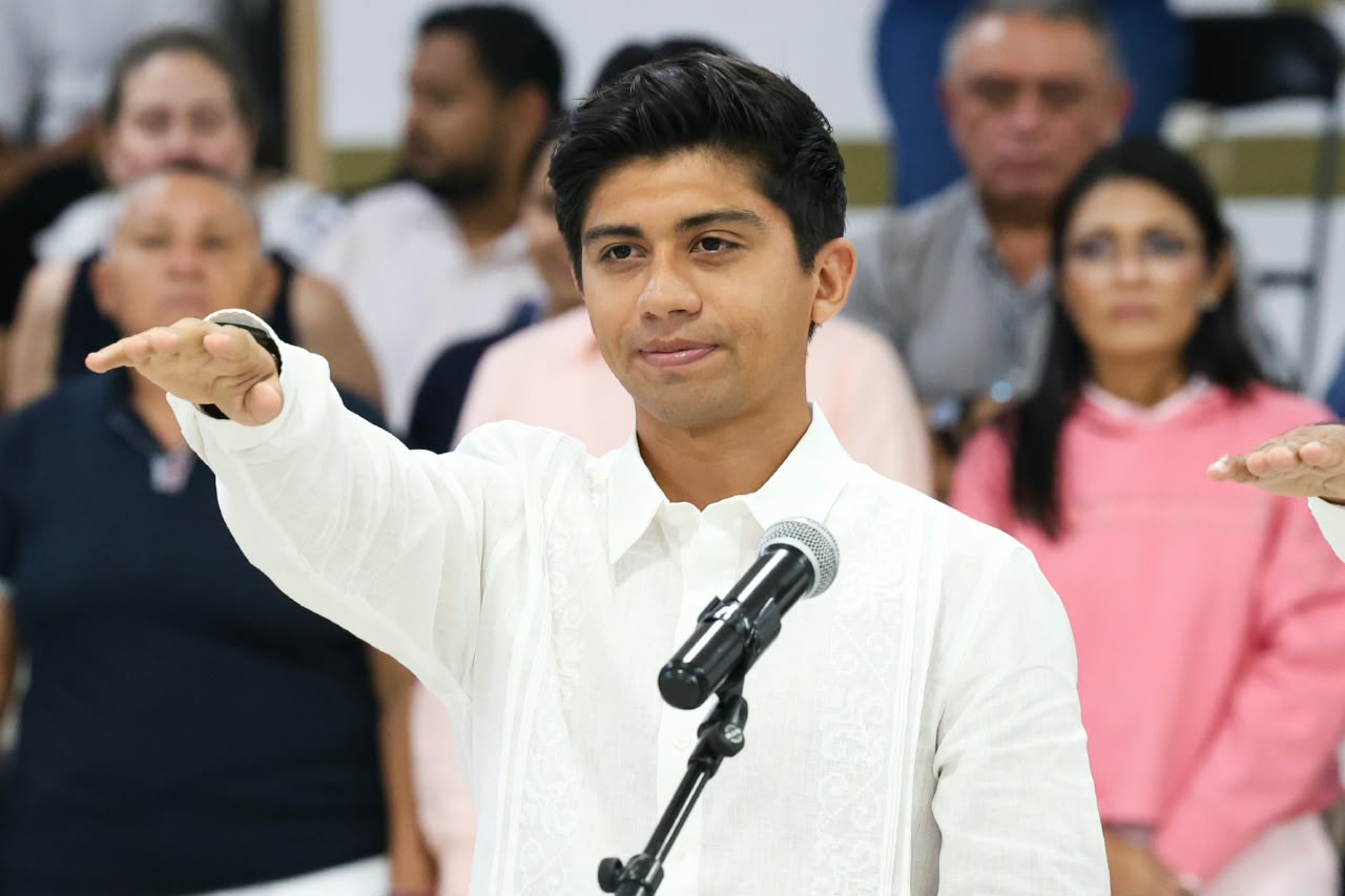 Juan Arena jura como alcalde de Puerto Aventuras; activa jornada integral de mejoramiento urbano