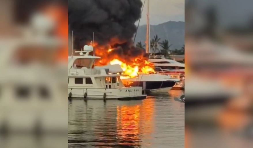 Incendio de embarcación moviliza cuerpos de emergencia en la marina de Puerto Vallarta, Jalisco