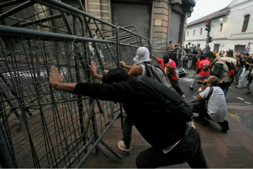Miles de personas se manifiestan en Ecuador contra reforma laboral