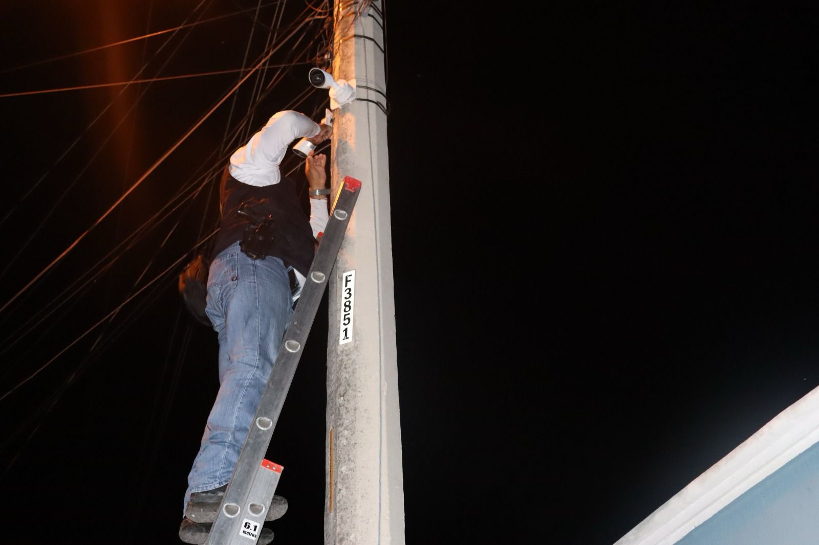 Retiran cámaras de videovigilancia instaladas sin autorización en postes públicos de Mérida
