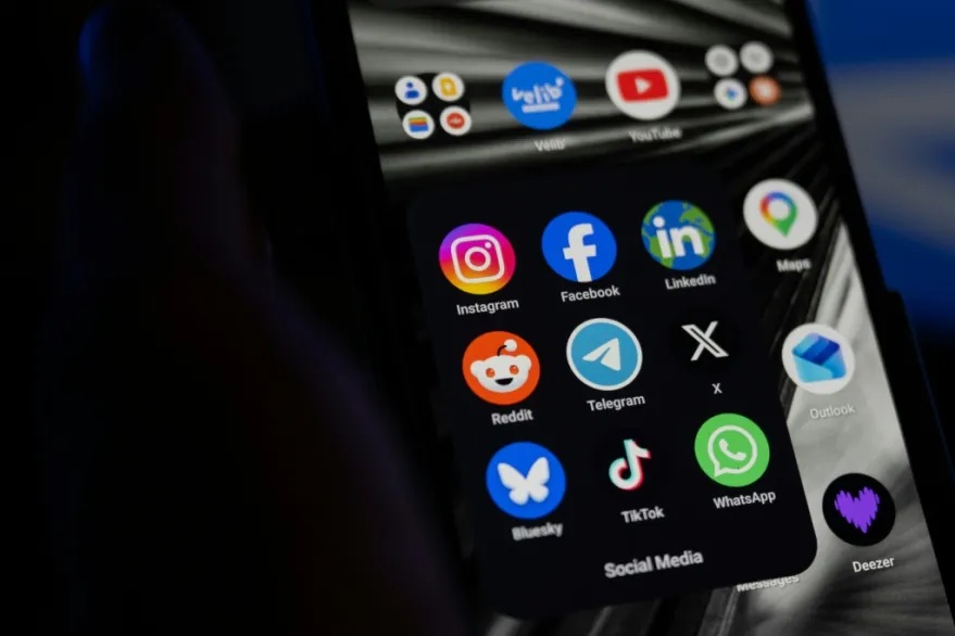 Francia aprueba prohibir el uso de redes sociales a los menores de 15 años