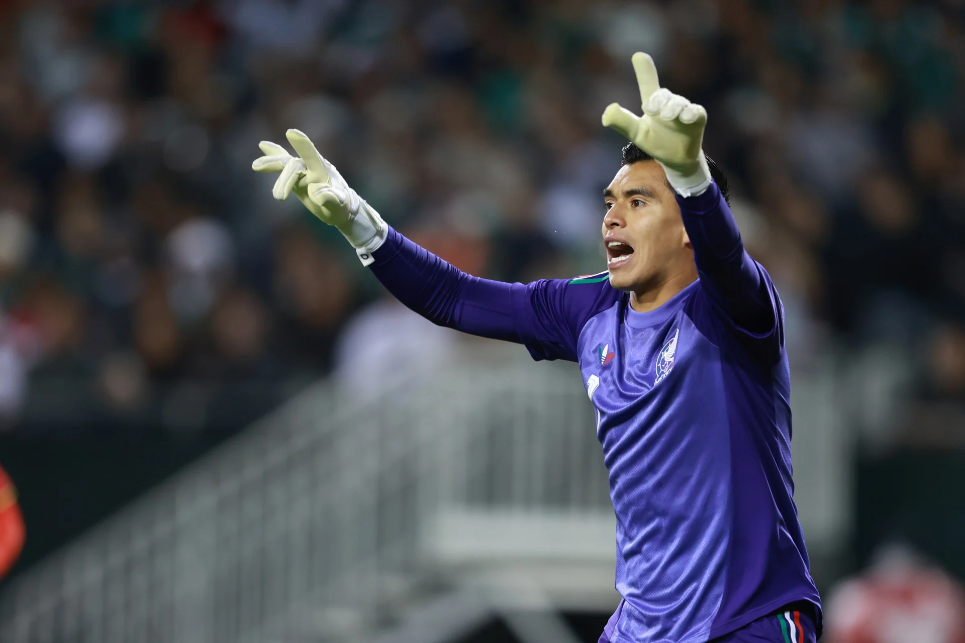 Raúl Rangel gana terreno para ser titular en el mundial ante la mirada de Aguirre