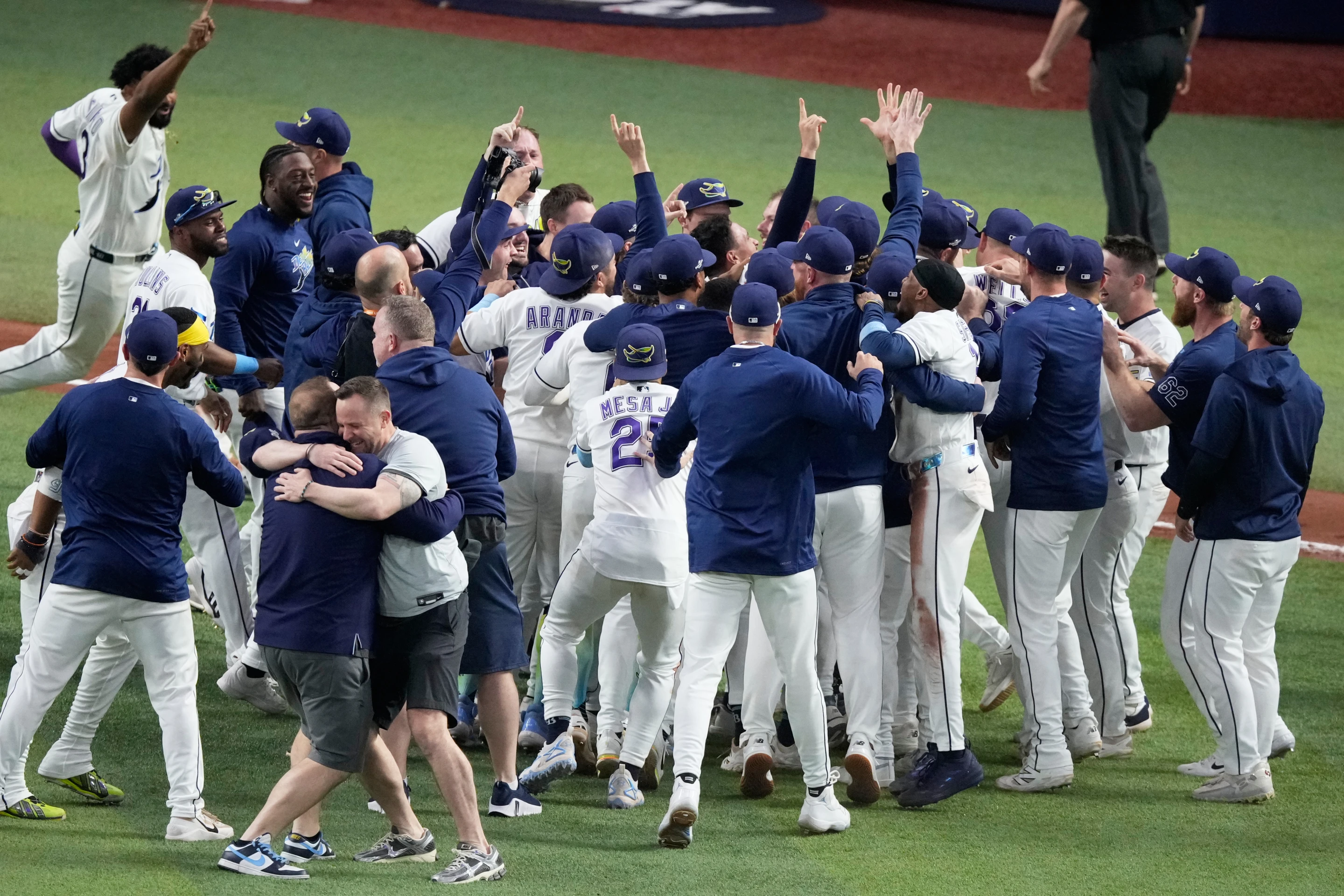 Los Rays, campeones de la Liga Americana, se forjaron con cambios y fichajes baratos