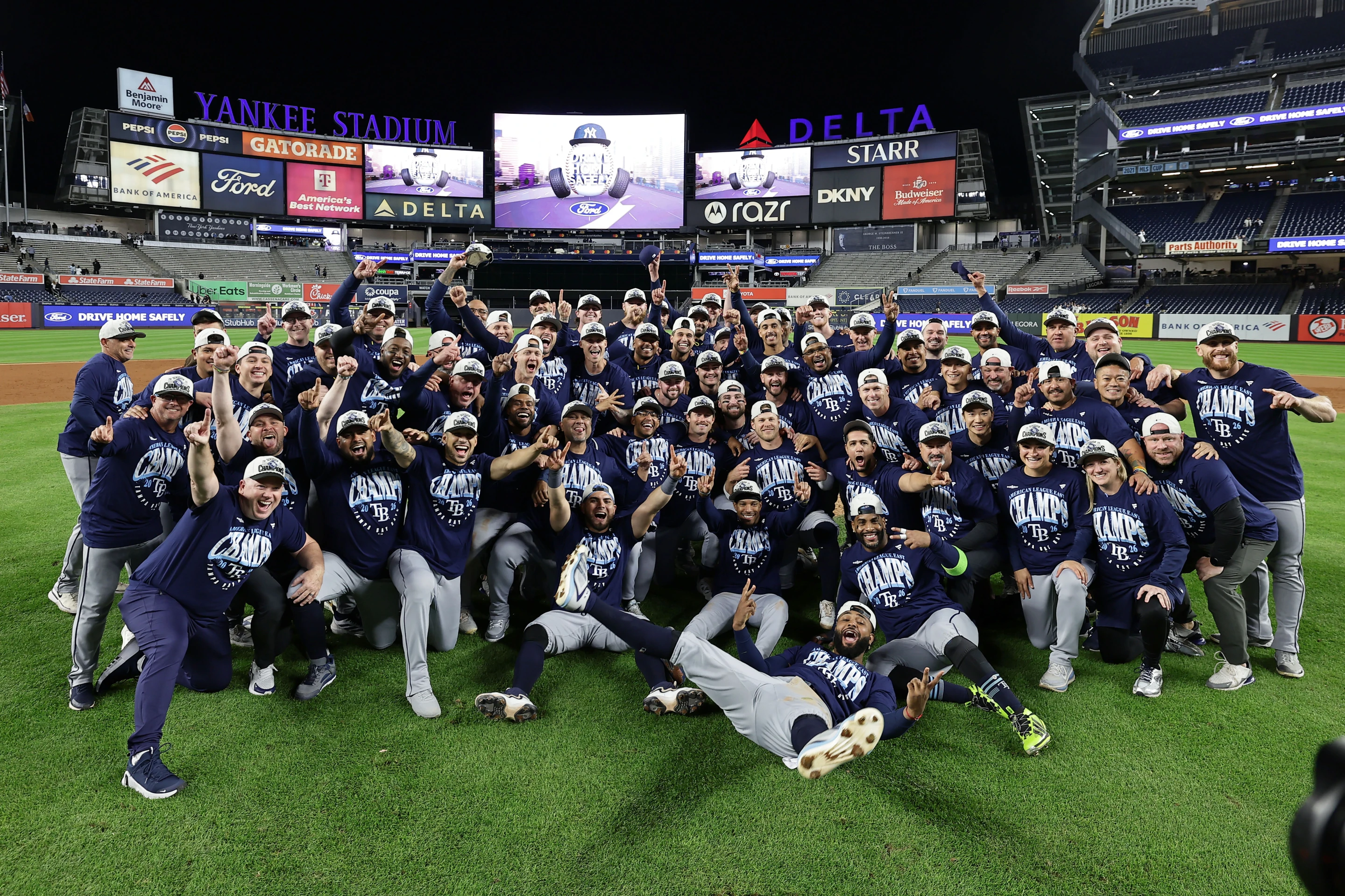 Manuel Rodríguez y los Rays festejan el título divisional en Yankee Stadium