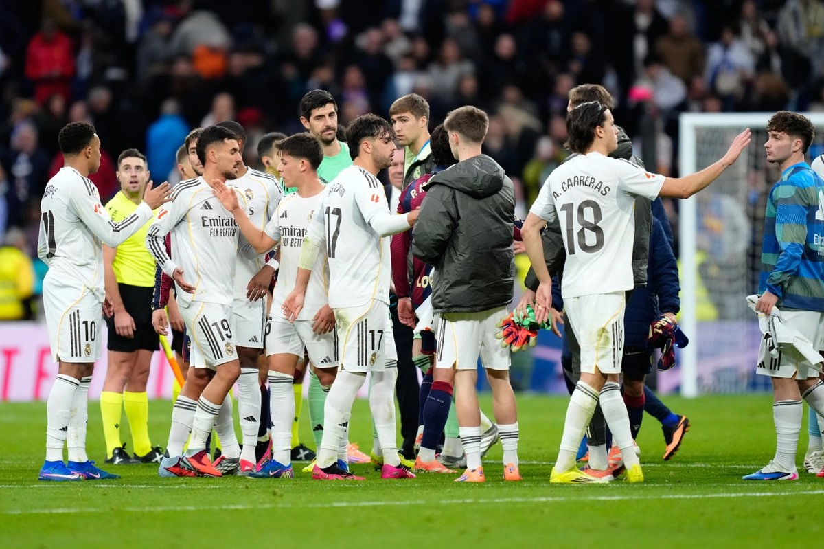 Real Madrid apaga incendio ante el Levante en debut de Arbeloa en La Liga