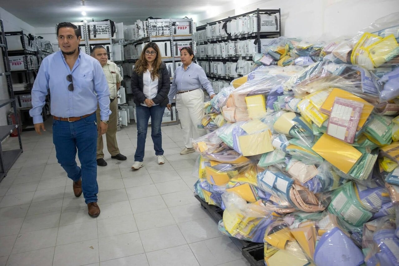 INE Campeche dona papelería de reciclaje a Conalitec