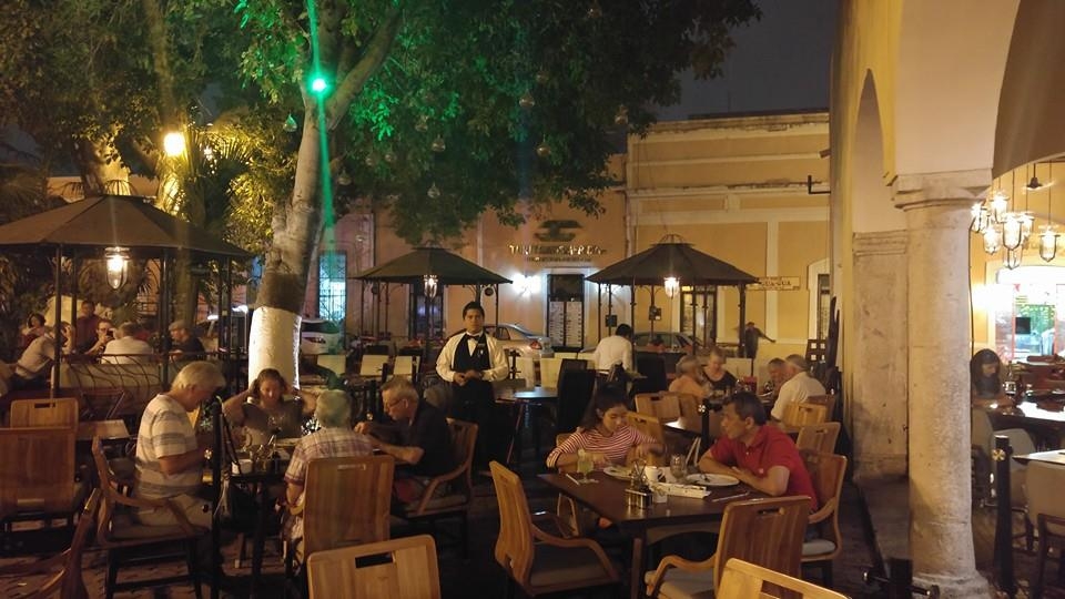 Recomiendan retirar sillas y mesas del parque Santa Lucía