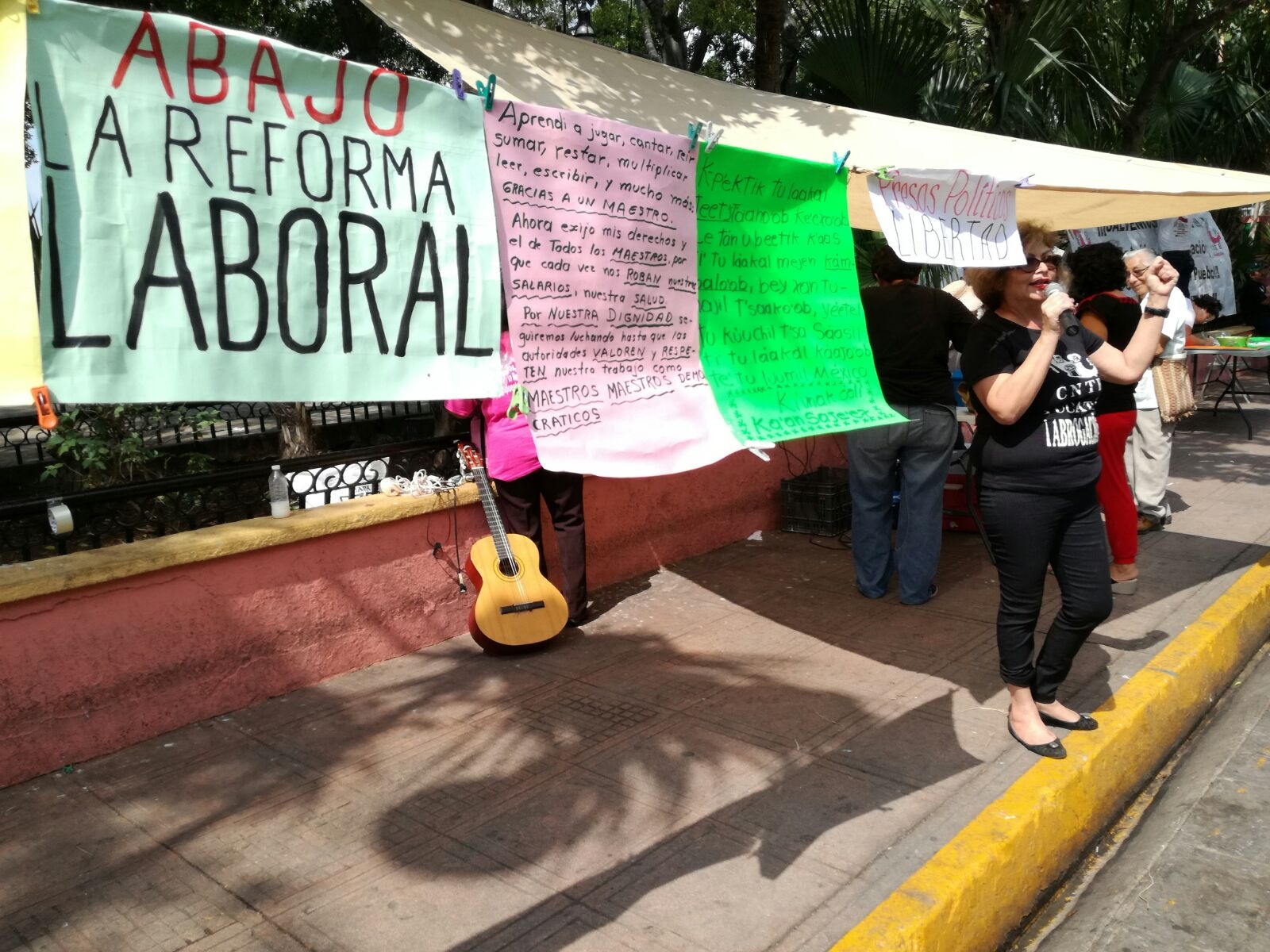 Realizan mitin cultural frente al Palacio de Gobierno