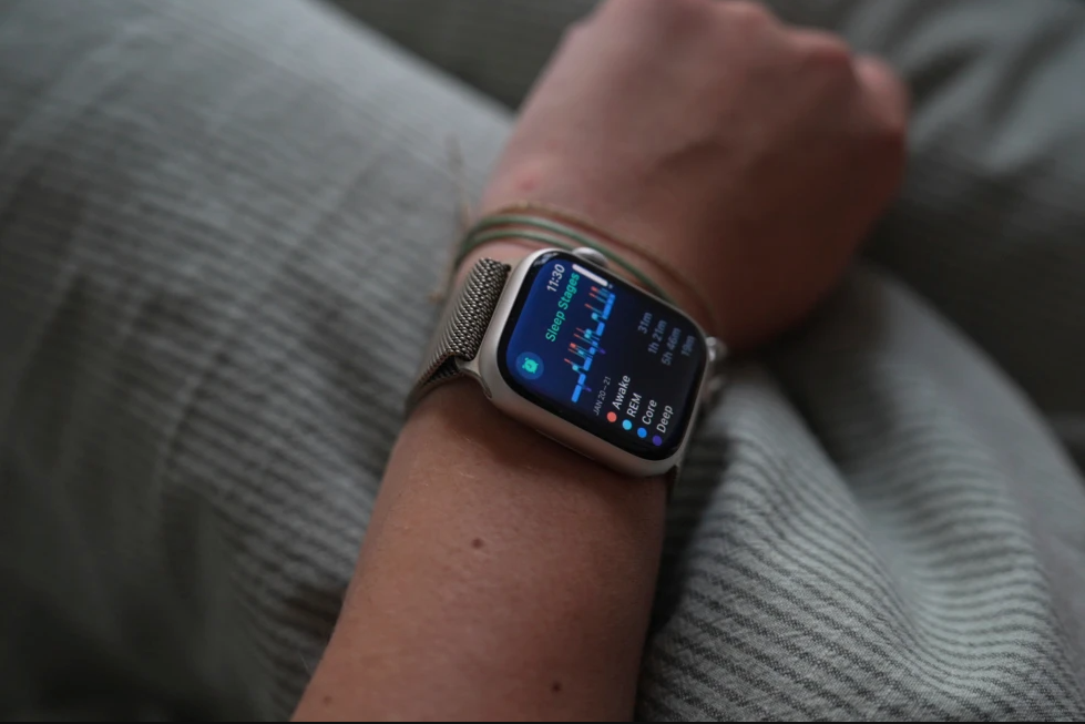 ¿Monitoreas tus horas de sueño con un dispositivo de seguimiento? Expertos hablan de sus límites