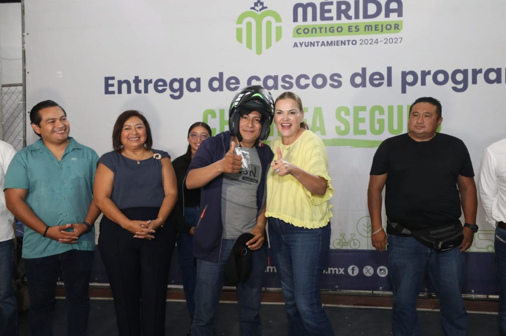 Cecilia Patrón entrega equipo de protección a más de 2 mil repartidores en motocicleta de Mérida