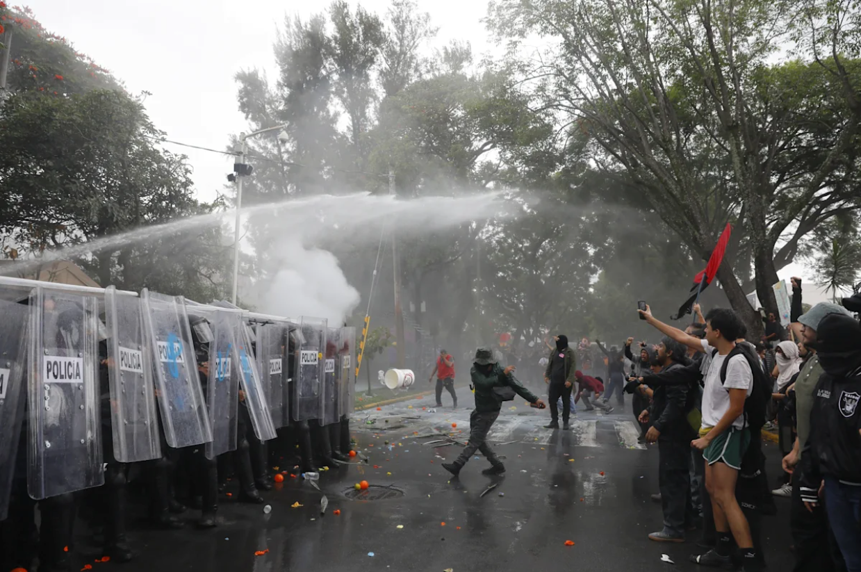 Agua, represión y privatización