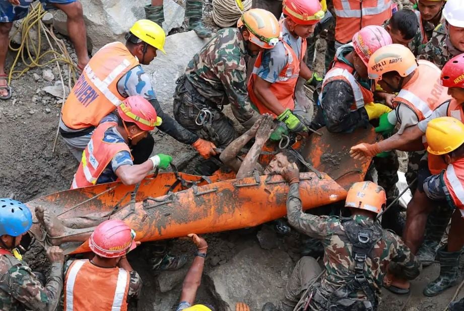 Rescatan con vida a dos personas de túnel en Nepal, a 9 días de la catástrofe; sobreviviente estuvo recitando mantras
