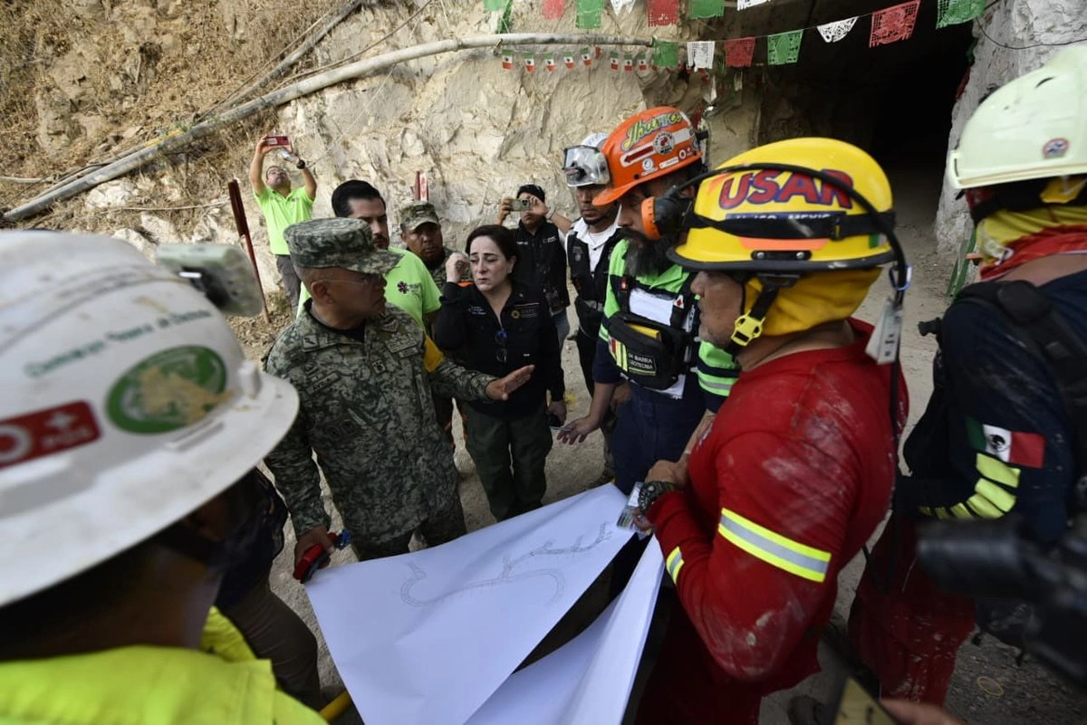 Rescatan con vida a segundo minero atrapado en derrumbe de mina Santa Fe, en Sinaloa
