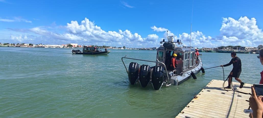 Marina rescata a cinco tripulantes de embarcación incendiada al noroeste de Progreso, Yucatán