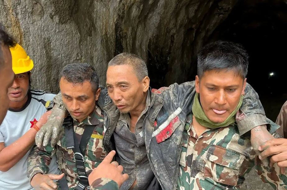 Dos nuevos rescates con vida en Nepal mantienen la esperanza, 10 días después de la riada