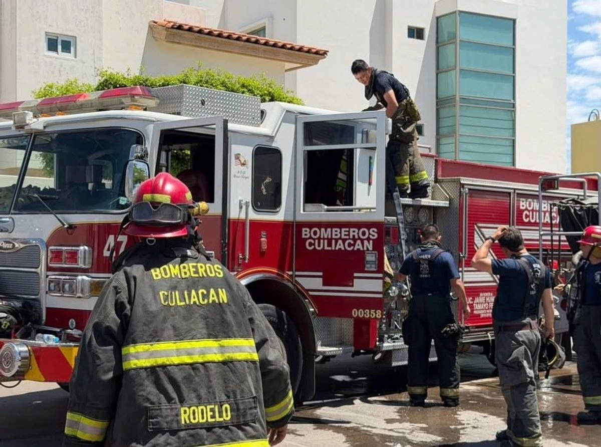 Rescatan a dos mujeres y tres niños atrapados en edificio incendiado por sujetos armados en Culiacán