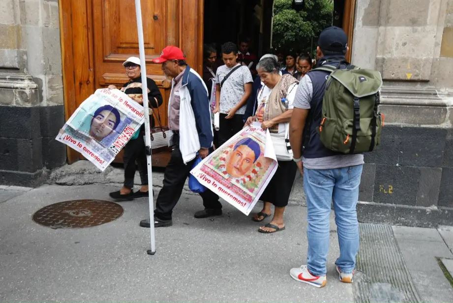 Familias de los 43 reconocen avances, pero exigen saber dónde están los normalistas