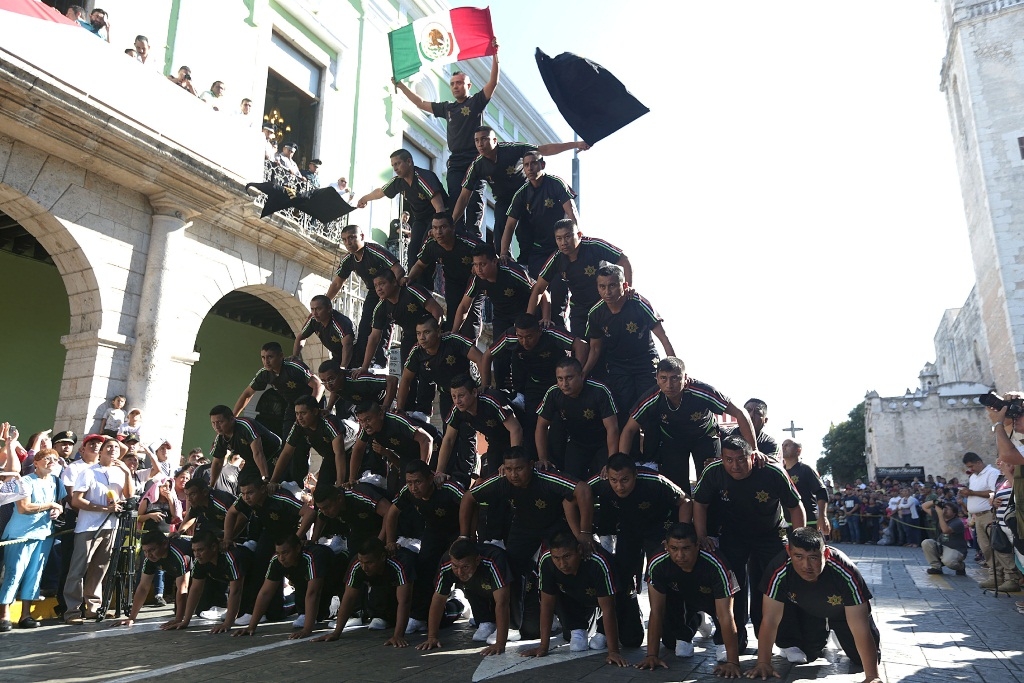 Tablas rítmicas y fuerzas armadas conformaron marcha