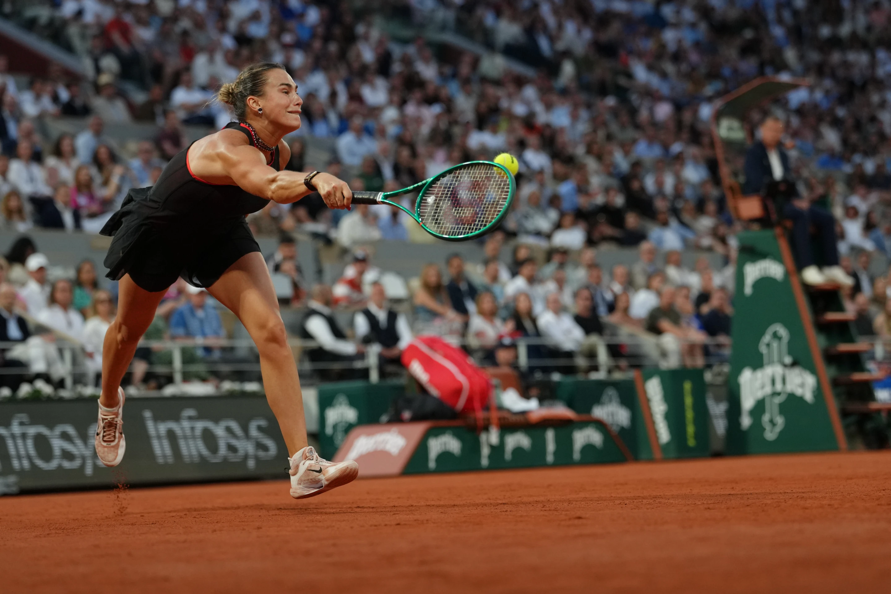 Sabalenka pone fin al desfile de moda de Osaka y avanza a cuartos en Roland Garros